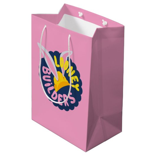 BUGS BUNNY BUILDERS™| Logo met hard Pet Medium Cadeauzakje (Achterkant Gekanteld)