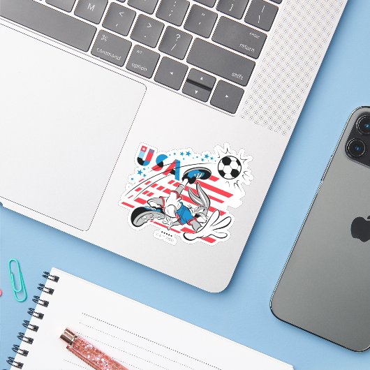 BUGS BUNNY™ Team USA Voetbal Grafisch Sticker (Laptop met iPhone)