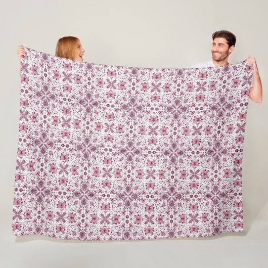 Bugs, donkere magenta en roze op wit fleece deken (In situ)