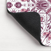 Bugs, donkere magenta en roze op wit muismat (Hoek)