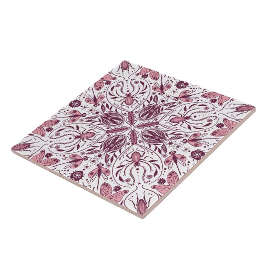 Bugs, donkere magenta en roze op wit tegeltje (Zijkant)