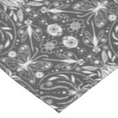 Bugs, gebroken wit op zwart tafelkleed (Gekanteld)