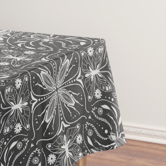 Bugs, gebroken wit op zwart tafelkleed (Voorbeeld)