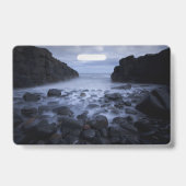 Buigs en Rocks langs de Ocean Shoreline Badge (Achterkant)