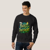 Built Different Sweatshirt – Motivational Streetwe (Voorkant volledig)