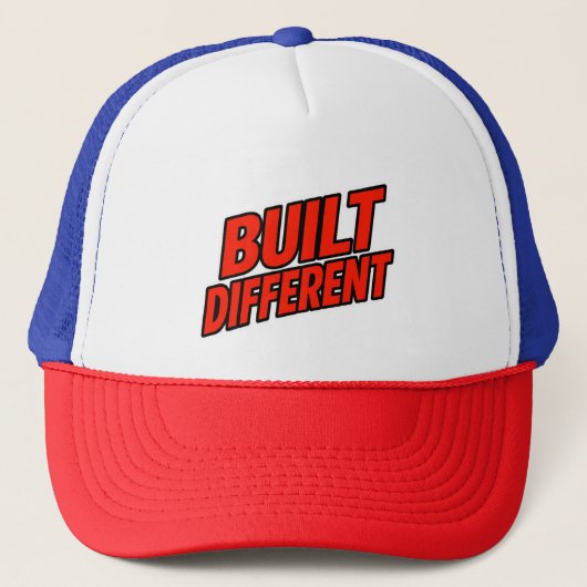 Built Different Trucker Hat – Bold Street Style Pet (Voorkant)