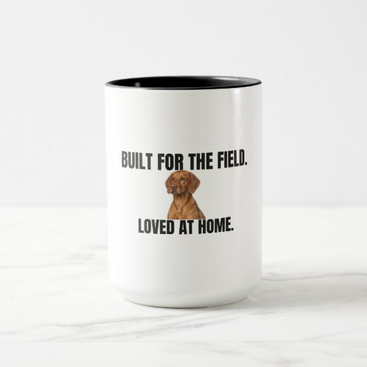 Built for the Field Loved at Home Vizsla Coffee Mok (Midden)