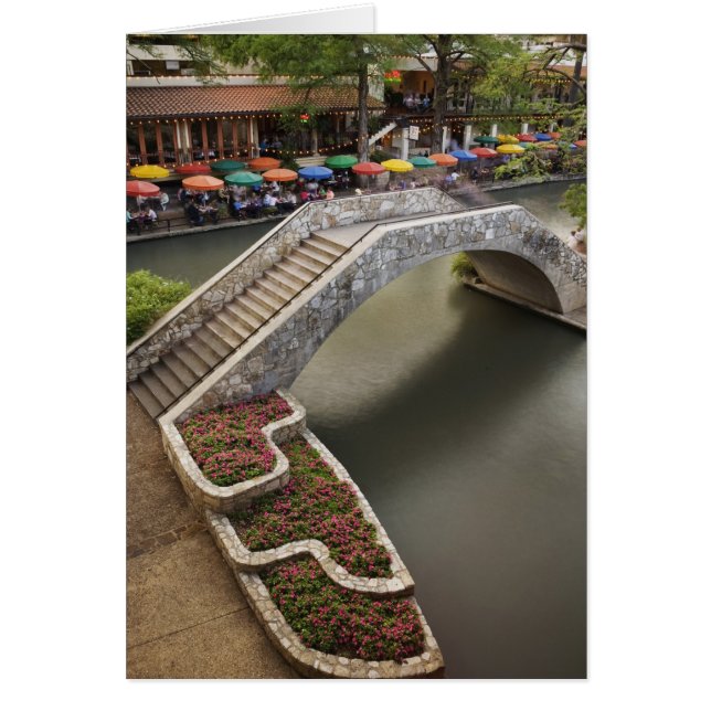Buiten café langs River Walk en brug over (Voorkant)