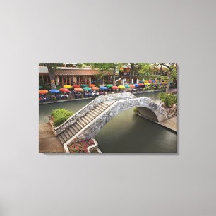Buiten café langs River Walk en brug over 2 Canvas Afdruk