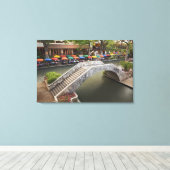 Buiten café langs River Walk en brug over 2 Canvas Afdruk (Insitu (Houten vloer))
