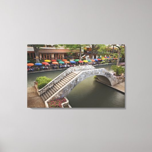 Buiten café langs River Walk en brug over 2 Canvas Afdruk (Voorkant)