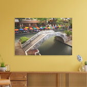 Buiten café langs River Walk en brug over 2 Canvas Afdruk (Insitu (Woonkamer))