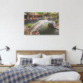 Buiten café langs River Walk en brug over 2 Canvas Afdruk (Insitu (Slaapkamer))
