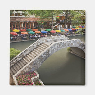 Buiten café langs River Walk en brug over 2 Magneet