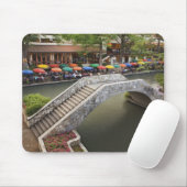 Buiten café langs River Walk en brug over 2 Muismat (Met muis)