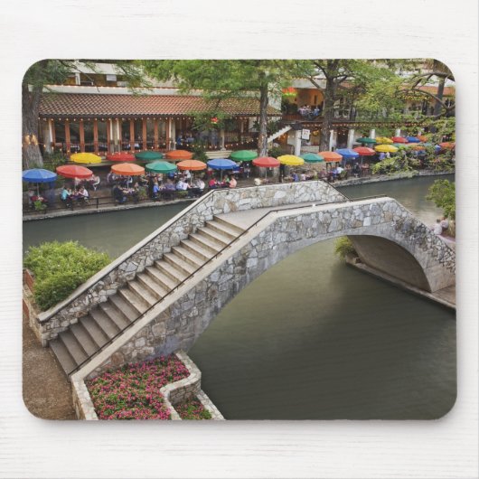 Buiten café langs River Walk en brug over 2 Muismat (Voorkant)
