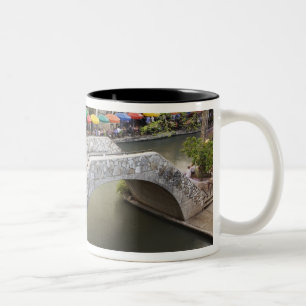 Buiten café langs River Walk en brug over 2 Tweekleurige Koffiemok