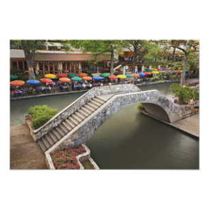 Buiten café langs River Walk en brug over Foto Afdruk