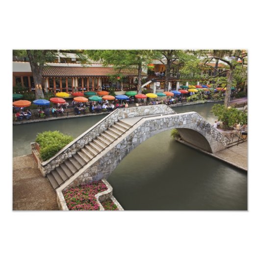 Buiten café langs River Walk en brug over Foto Afdruk (Voorkant)