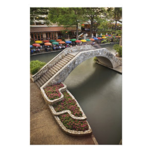 Buiten café langs River Walk en brug over Foto Afdruk