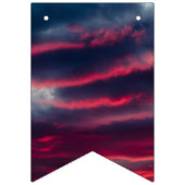 buiten ons raam vlaggetjes (Eerste vlag)