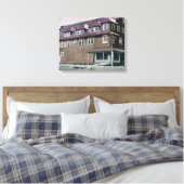 Buiten Uitzicht van de Stirling Mercantile Co. Canvas Afdruk (Insitu (Slaapkamer))