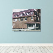 Buiten Uitzicht van de Stirling Mercantile Co. Canvas Afdruk (Insitu (Houten vloer))