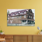 Buiten Uitzicht van de Stirling Mercantile Co. Canvas Afdruk (Insitu (Woonkamer))
