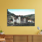 Buiten Uitzicht van de Tuscan Mineral Springs Bldg Canvas Afdruk (Insitu (Woonkamer))