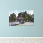 Buiten Uitzicht van het Oude Lushuis aan het Blauw Canvas Afdruk (Insitu (Houten vloer))