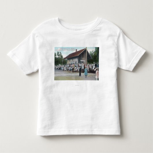 Buiten Uitzicht van het spoorwegstation op de vier Kinder Shirts (Voorkant)