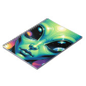 Buitenaards gezicht met planeten en reflecties in  notitieboek (Linkerzijde)