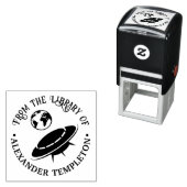 Buitenaards ruimteschip op weg naar aarde biblioth zelfinktende stempel (In situ)