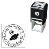 Buitenaards ruimteschip op weg naar de bibliotheek  zelfinktende stempel (In situ)