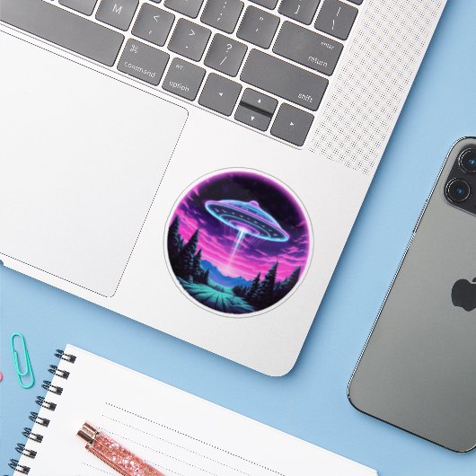 Buitenaards ruimteschip retro futuristisch sticker (Laptop met iPhone)