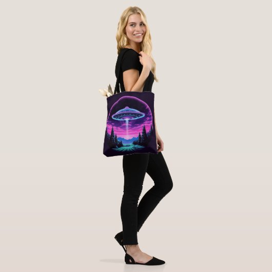 Buitenaards ruimteschip retro futuristisch tote bag (Op model)