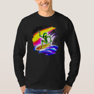 Buitenaards surfend in de buitenruimte rijdend op  t-shirt