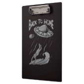 buitenaards surfende illustratie met thuis klembord (Links)