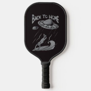 buitenaards surfende illustratie met thuis pickleball paddle