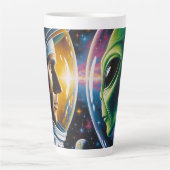 Buitenaards wezen en astronaut in de ruimte latte mok (Voorkant)