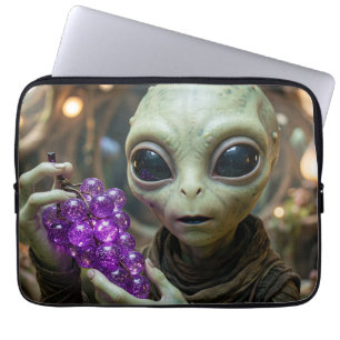 Buitenaards wezen met kristallijne druiven laptop sleeve