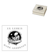 Buitenaards wezen op ruimteschip leest menselijke  rubberstempel (Gestempeld)