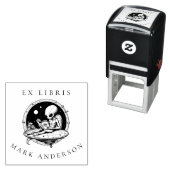 Buitenaards wezen op ruimteschip leest menselijke   zelfinktende stempel (In situ)