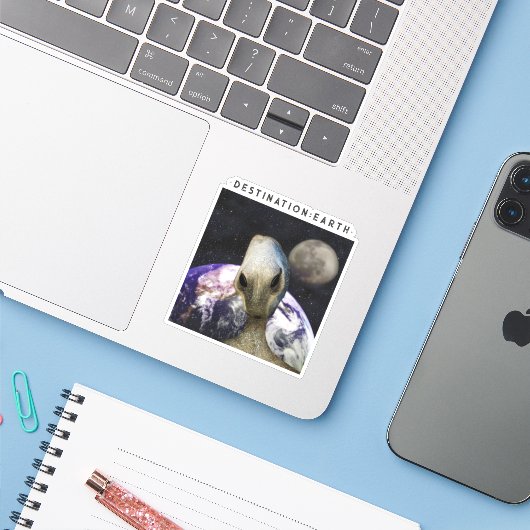 Buitenaardse Bestemming: Aarde Sticker (Laptop met iPhone)