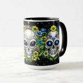 Buitenaardse buitenaardse schedels en bloemen mok (Voorkant rechts)
