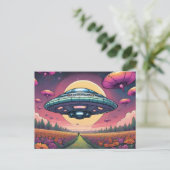 Buitenaardse planeet die UFO over Bloemengebied vl Briefkaart (Staand voorkant)