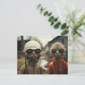 Buitenaardse wezens naast de deur: vreemde katten briefkaart (Staand voorkant)