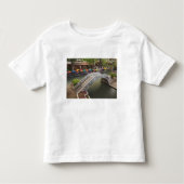 Buitencafé langs de Walk en brug over 2 Kinder Shirts (Voorkant)