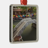 Buitencafé langs de Walk en brug over 2 Metalen Ornament (Rechts)