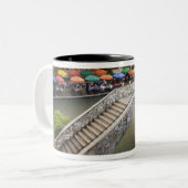 Buitencafé langs de Walk en brug over 2 Tweekleurige Koffiemok (Voorkant links)